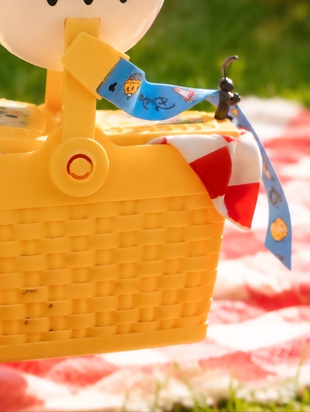 Disney Parks Runaway Railway Perfect Picnic Basket Popcorn Bucket Mickey Glove